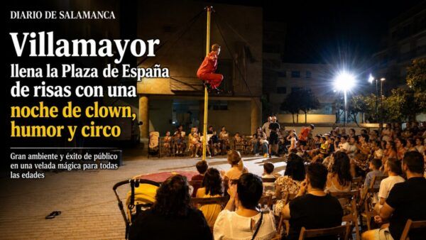 Espectáculo de circo en la Plaza de España de Villamayor con público disfrutando.