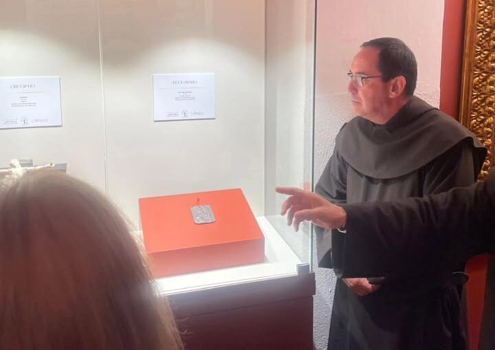 P. Miguel Márquez en exposición sobre San Juan de la Cruz en Alba de Tormes