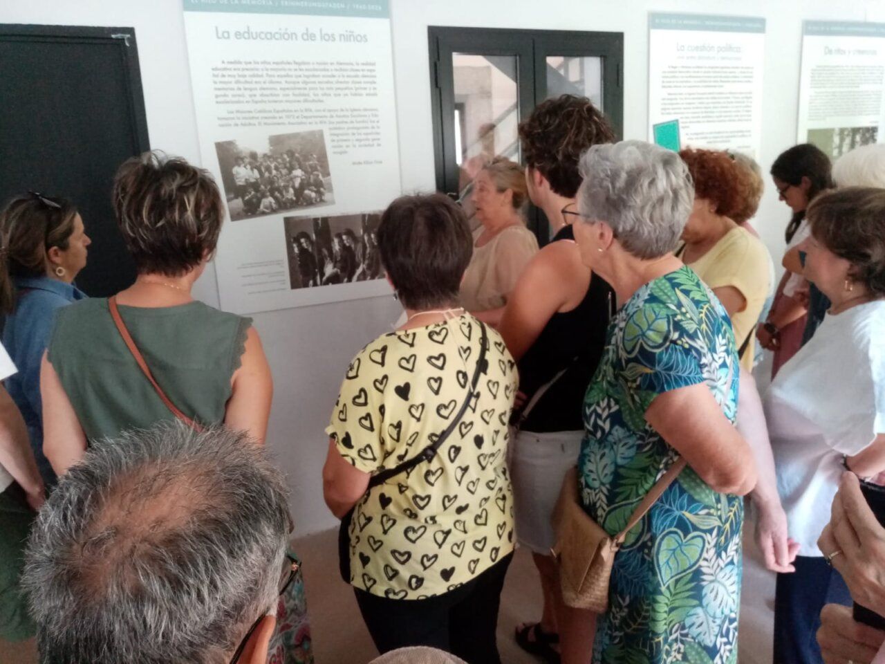 Grupo de personas en una visita guiada a la exposición El hilo de la memoria