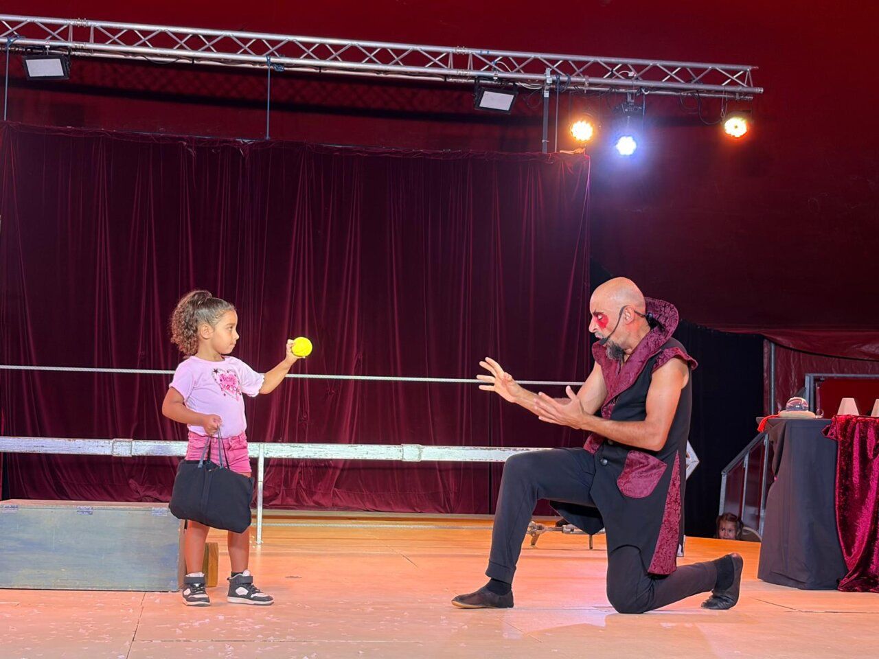 Henriko actuando en el espectáculo 'El hechicero' con una niña en el escenario