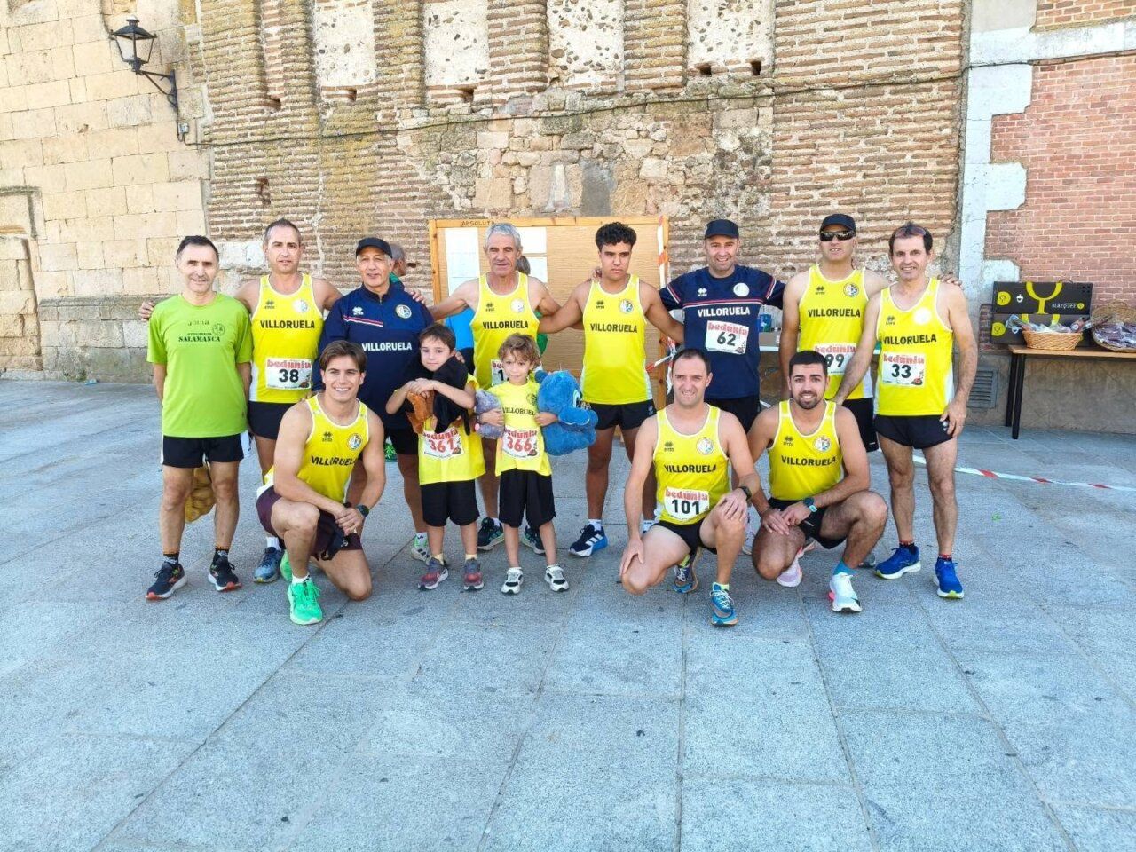 Grupo de corredores en la XI Carrera Popular Solidaria Virgen de la Vega