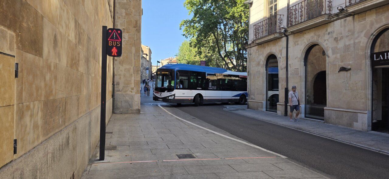Autobús en una calle de Salamanca con señal de bus