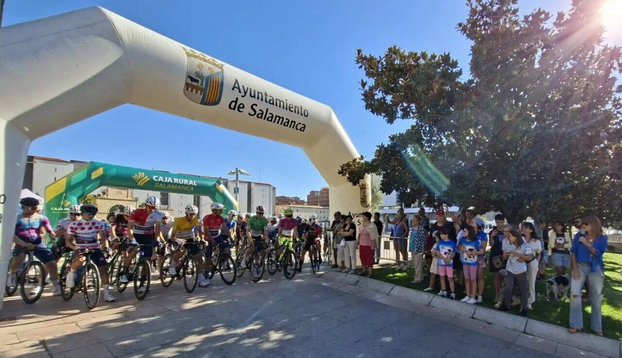 Ciclistas preparados para la 54ª Vuelta Ciclista a Salamanca en la capital