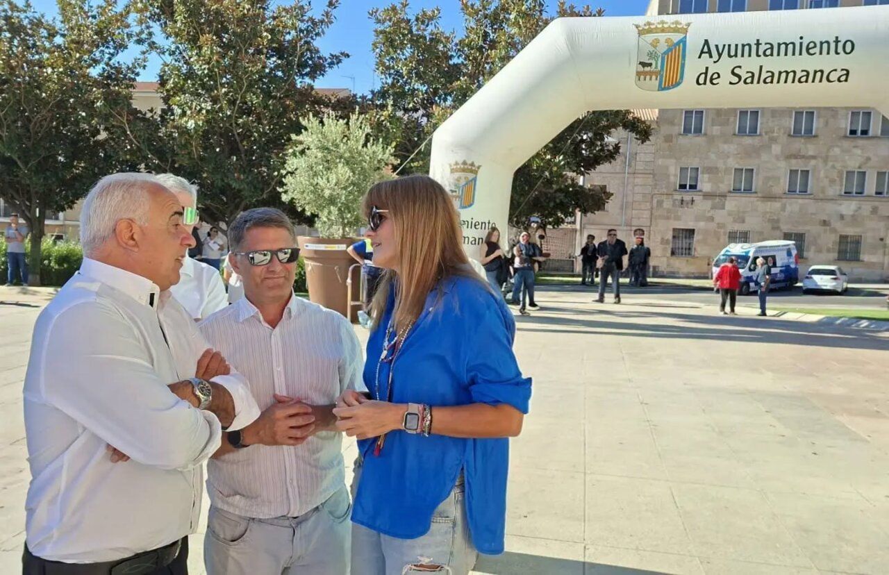 Personas conversando en el evento de la Vuelta Ciclista a Salamanca