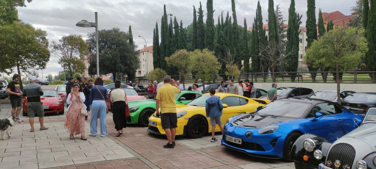 Cerca de 100 vehículos clásicos en un concurso en Salamanca