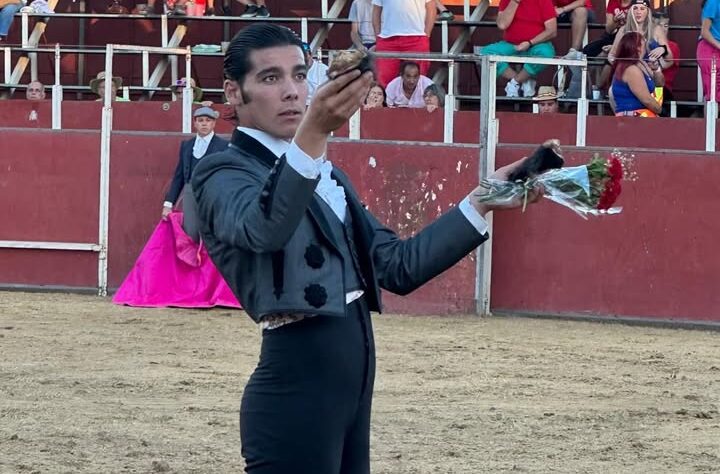 Alumno de la Escuela de Tauromaquia de Salamanca recibiendo una ovación en la plaza