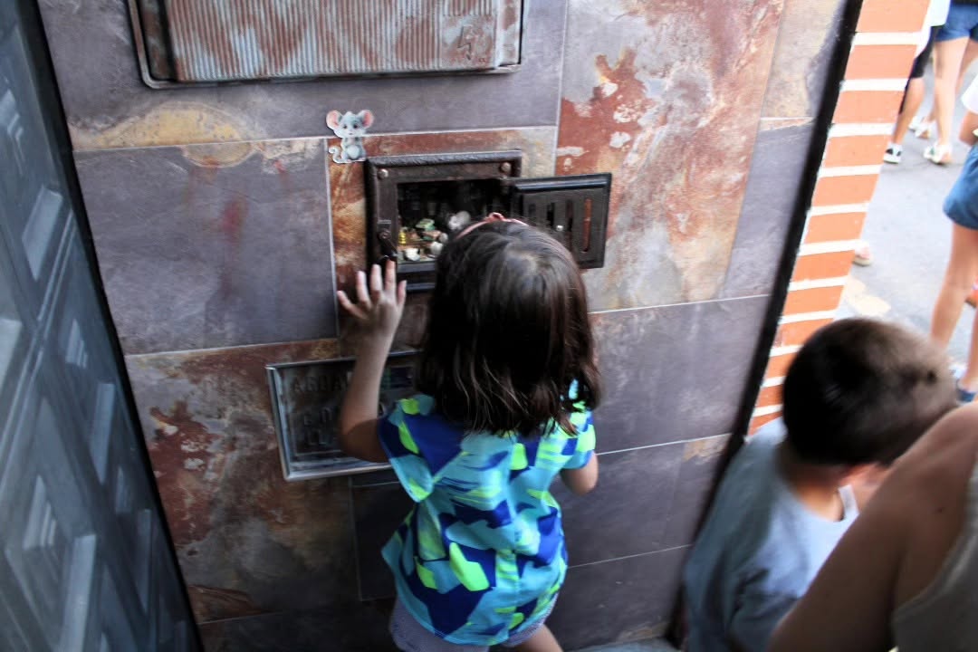 Niña mirando dentro de una casita de cuento en Peñaranda.