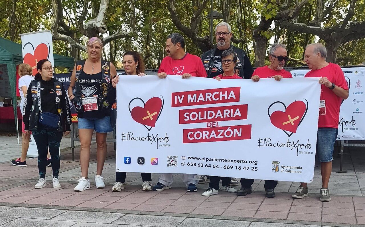 Participantes de la IV Marcha Solidaria del Corazón en Zamora sosteniendo un cartel