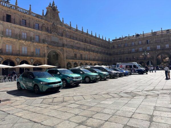 Varios coches de Autoescuelas El Pilar en la Plaza Mayor de Salamanca
