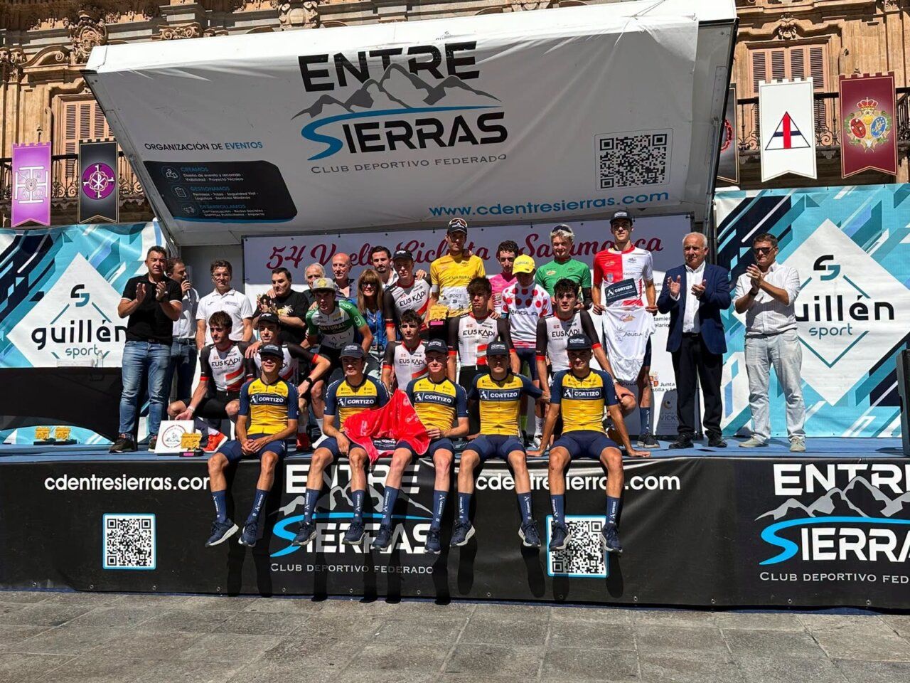 Participantes de la 54ª Vuelta Ciclista a Salamanca en el podio