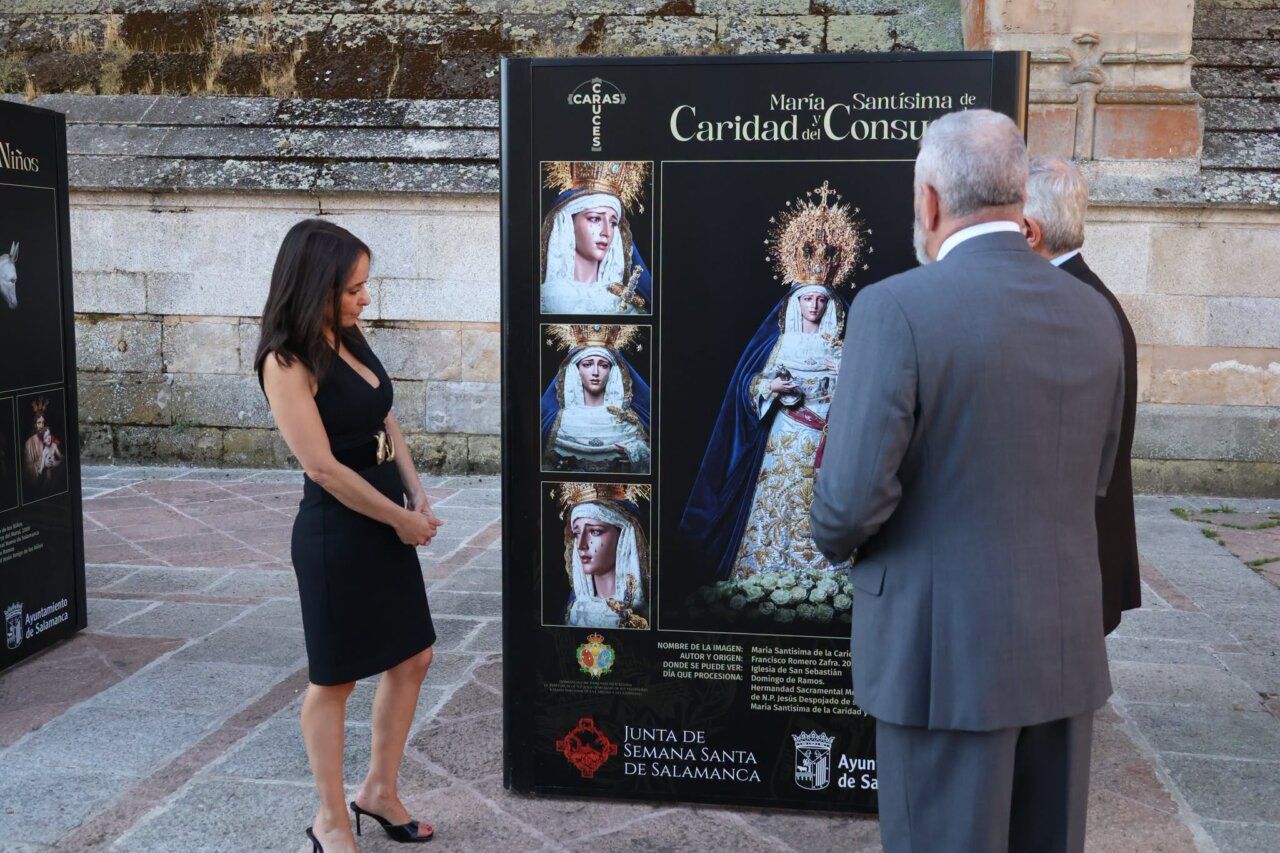 Inauguración de la exposición Caras y Cruces en Salamanca con paneles de Semana Santa