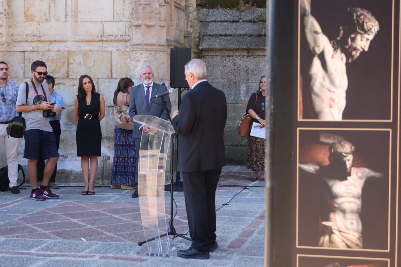 Inauguración de la exposición Caras y cruces en Salamanca con asistentes