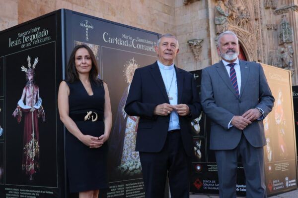 Inauguración de la exposición Caras y cruces en Salamanca con autoridades presentes