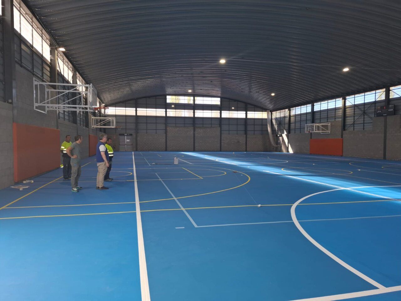 Interior de la pista multideporte en Carbajosa de la Sagrada