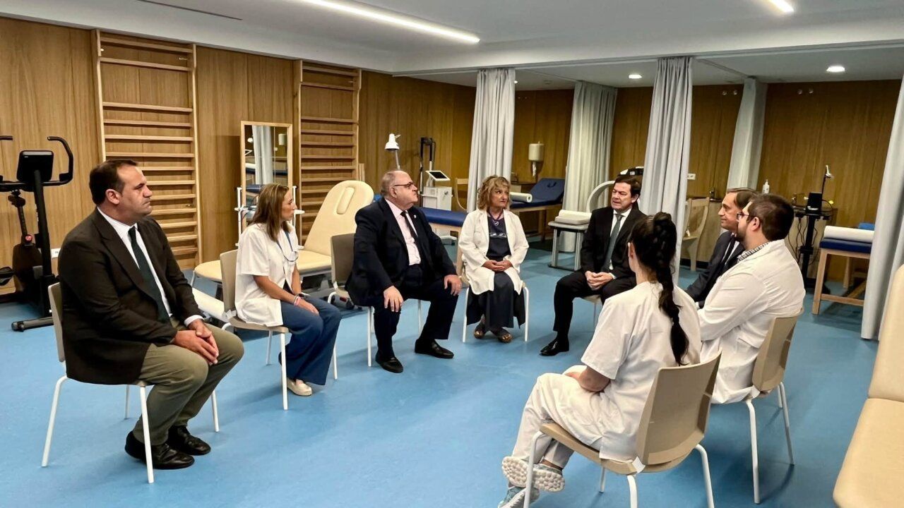 Reunión en el Centro de Salud Prosperidad con autoridades y personal médico.