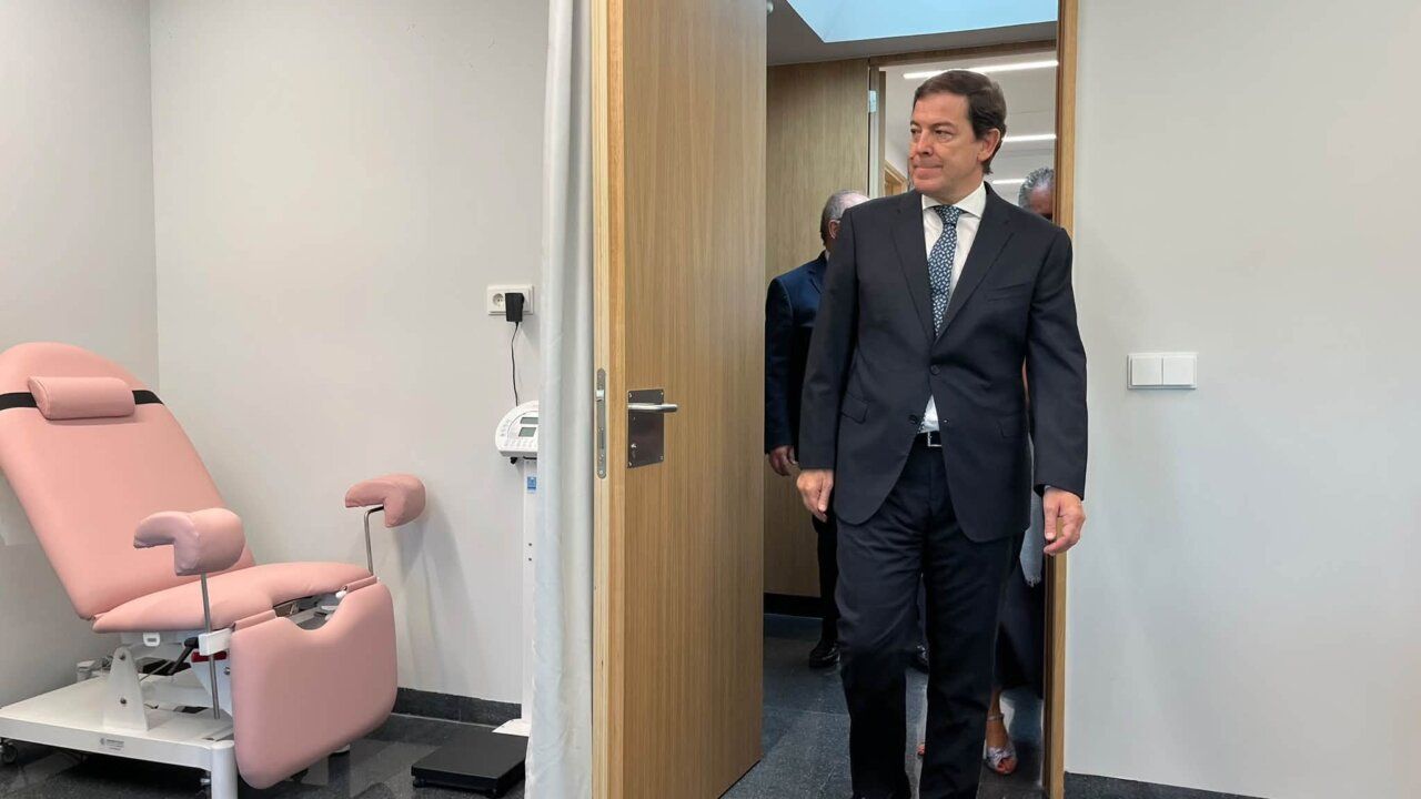 Visita al Centro de Salud Prosperidad en Salamanca con autoridades locales.