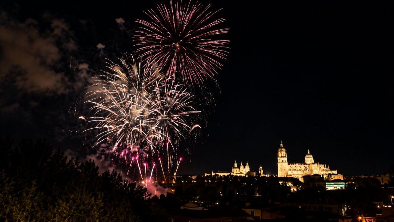 Fuegos artificiales iluminando el cielo sobre el Puente Romano de Salamanca
