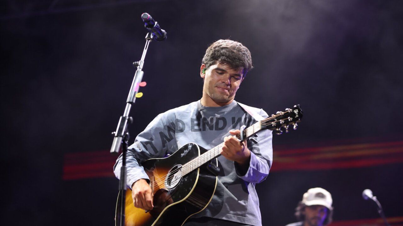 Íñigo Quintero tocando la guitarra en un concierto en Salamanca
