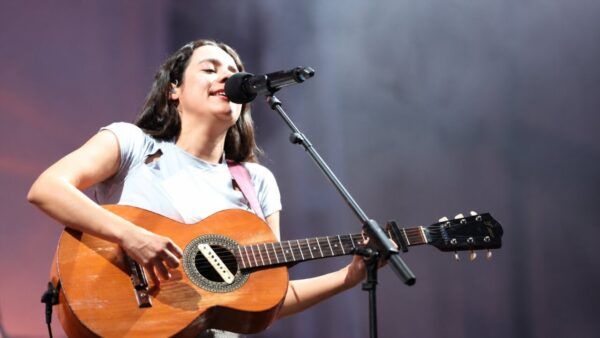 Valeria Castro cantando en la Plaza Mayor de Salamanca durante su concierto