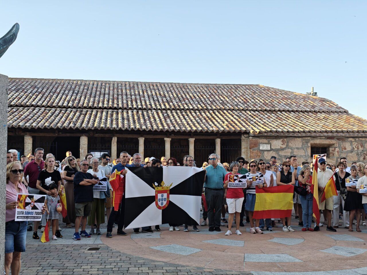 Concentración de vecinos en Carbajosa de la Sagrada en apoyo a Ceuta