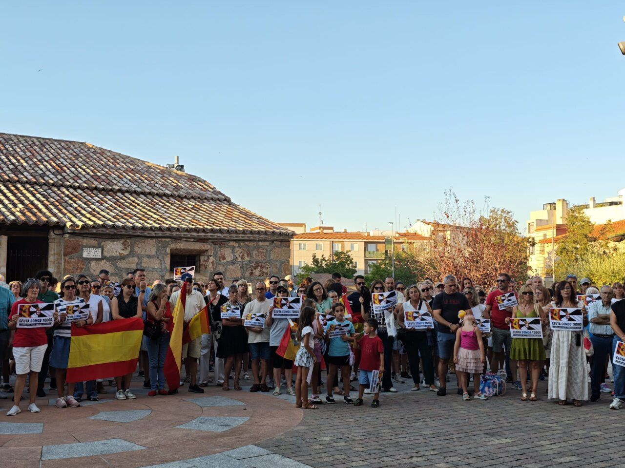 Concentración de vecinos en Carbajosa de la Sagrada apoyando a Ceuta