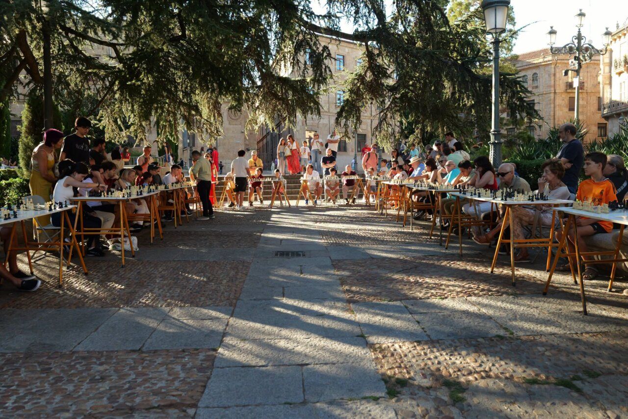 Participantes jugando ajedrez en la Plaza de Anaya durante la feria