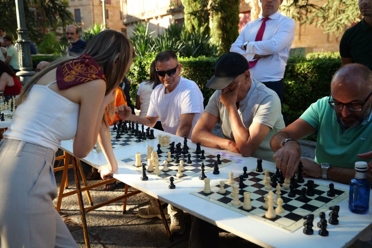 Participantes jugando ajedrez en la Feria del Ajedrez en la Plaza de Anaya