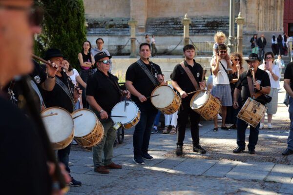 Músicos tocando instrumentos tradicionales en las Ferias de Salamanca
