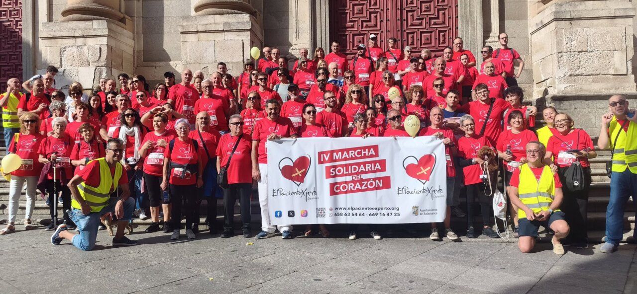 Participantes de la IV Marcha Solidaria del Corazón en Zamora con camisetas rojas