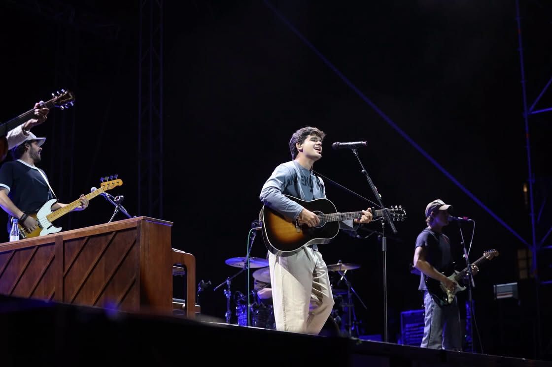 Íñigo Quintero actuando en la Plaza Mayor de Salamanca con su guitarra