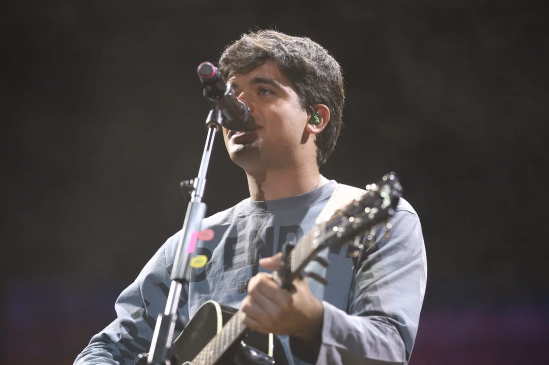 Íñigo Quintero cantando en un concierto en la Plaza Mayor de Salamanca