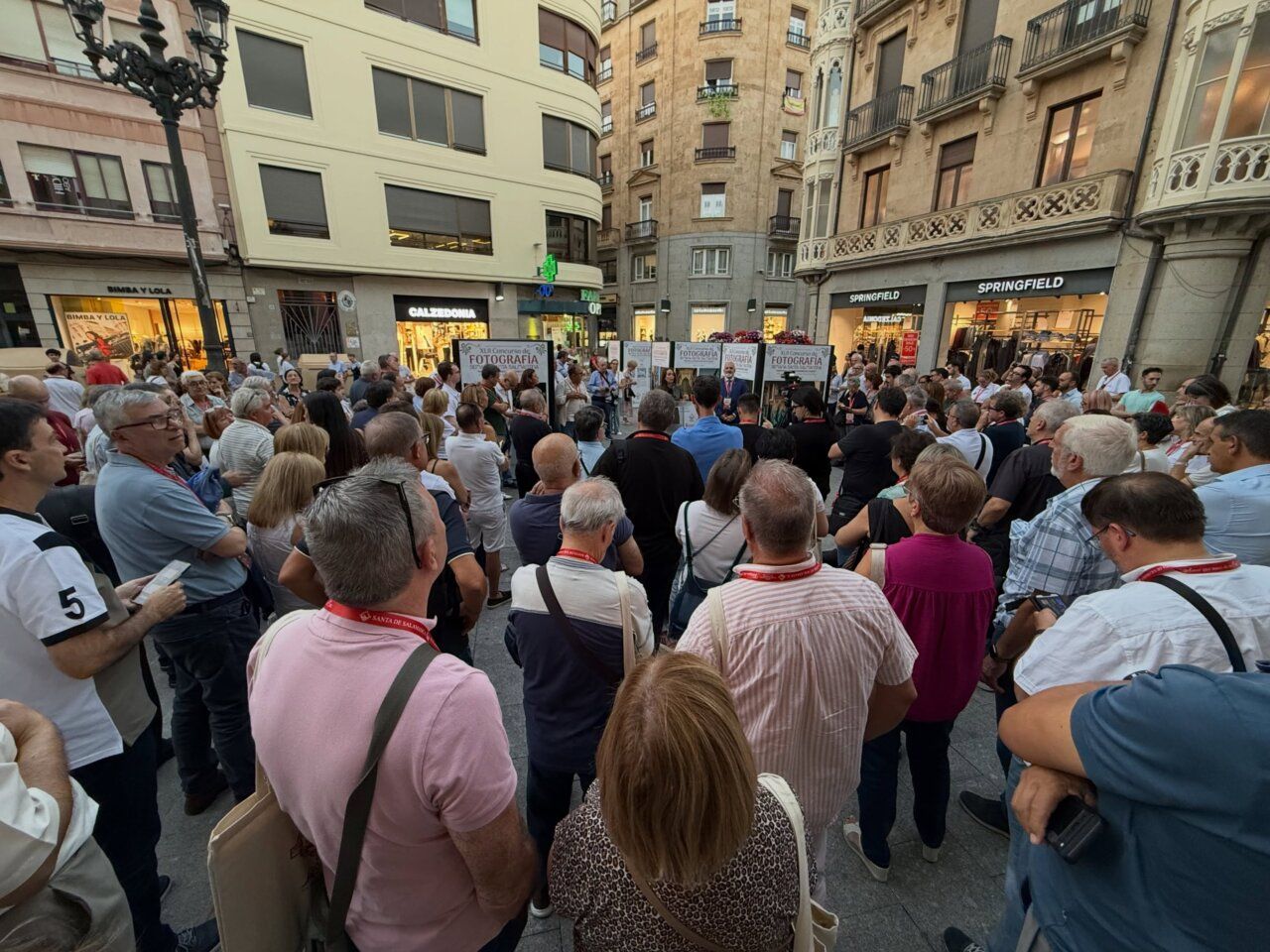 Multitud en la inauguración del LXII Concurso de Fotografía de la Semana Santa en Salamanca
