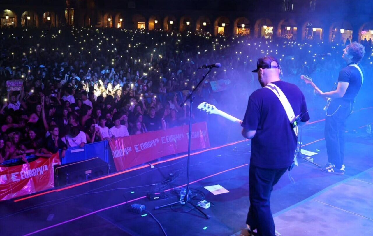 Concierto de La La Love You en la Plaza Mayor de Salamanca con público entusiasta
