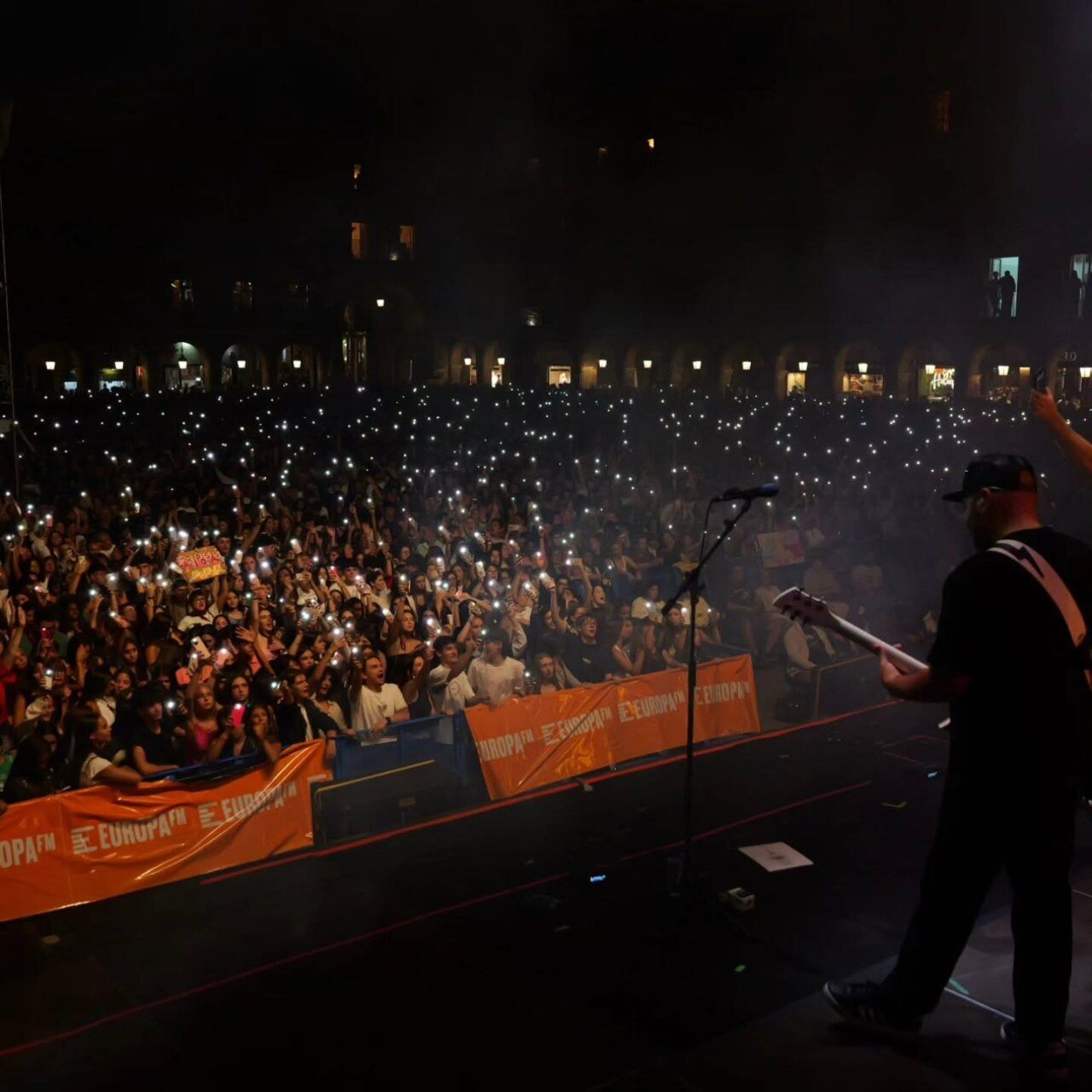 Concierto de La La Love You en la Plaza Mayor de Salamanca con público animado