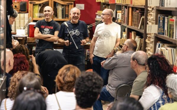 Recital poético en La Nave Librería Anticuaria con varios poetas.