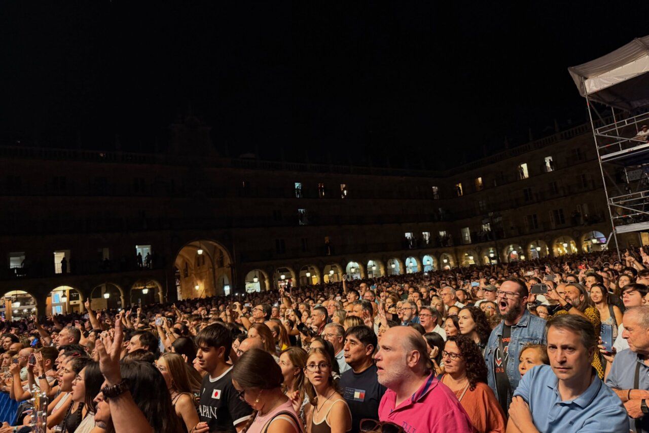 Concierto de M-Clan en la Plaza Mayor de Salamanca con gran afluencia de público