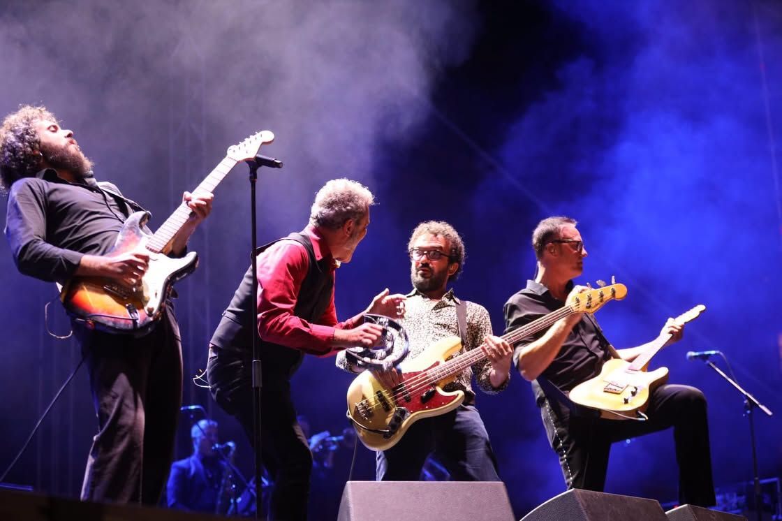 M-Clan en concierto en la Plaza Mayor de Salamanca con guitarras y energía