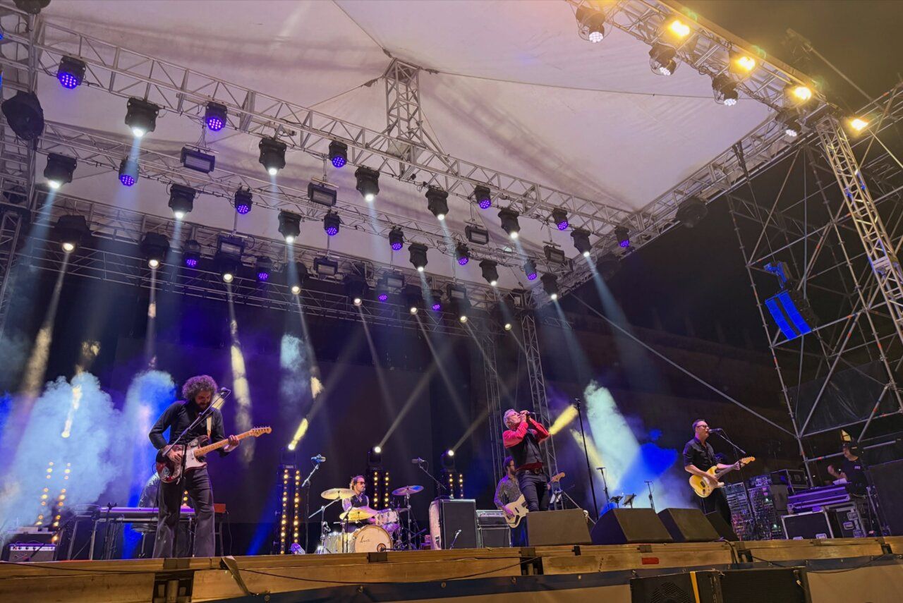 M-Clan actuando en la Plaza Mayor de Salamanca durante un concierto