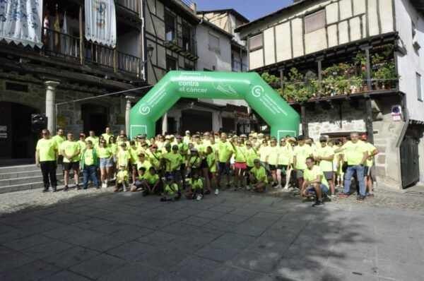 Participantes de la marcha contra el cáncer en San Esteban de la Sierra
