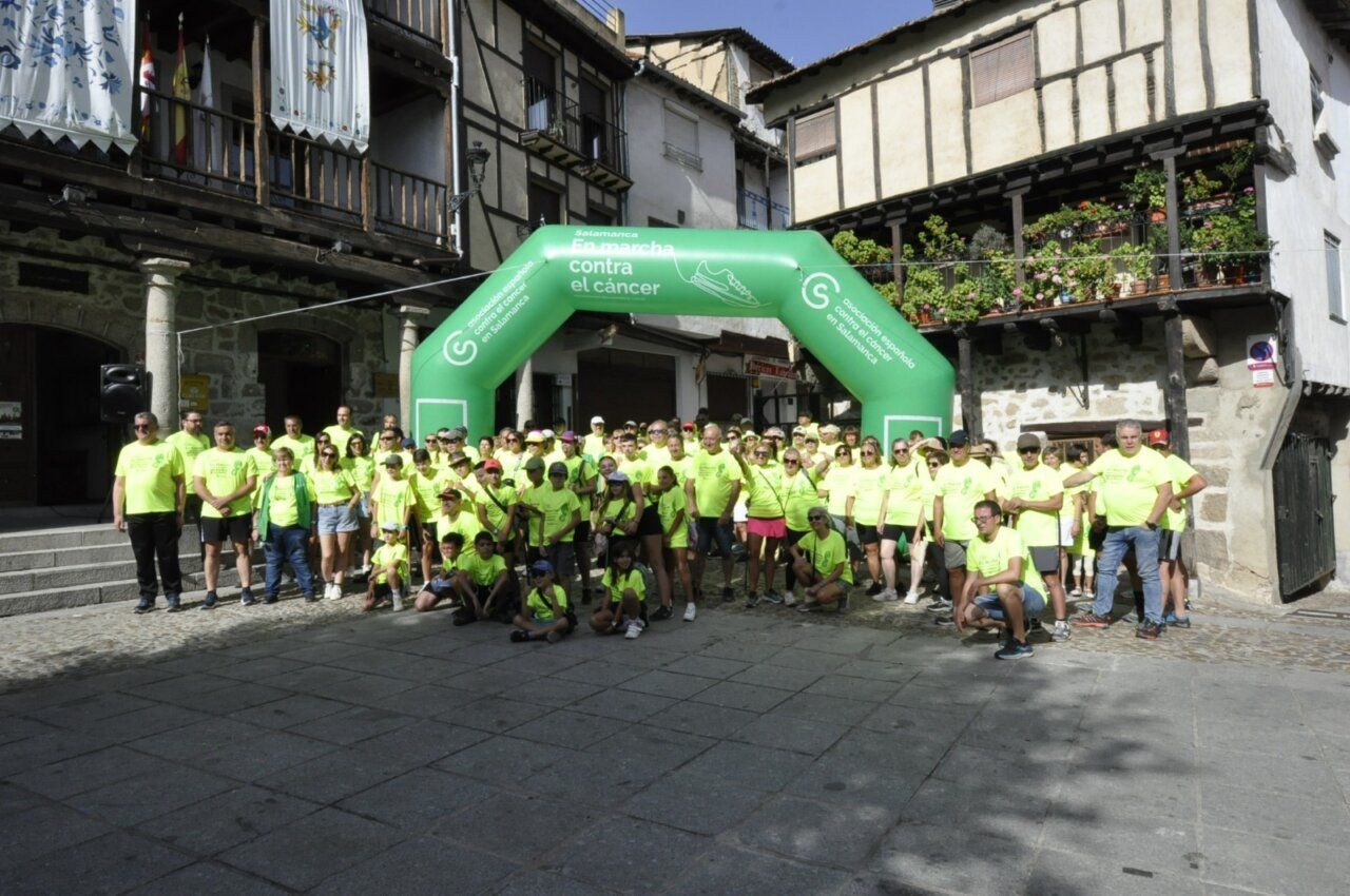 Participantes de la marcha contra el cáncer en San Esteban de la Sierra