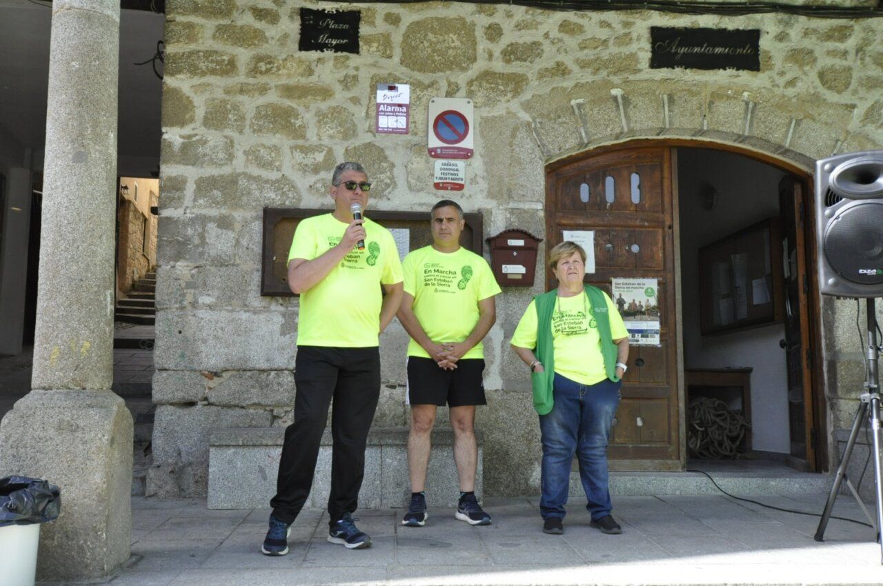 Participantes de la marcha solidaria en San Esteban de la Sierra