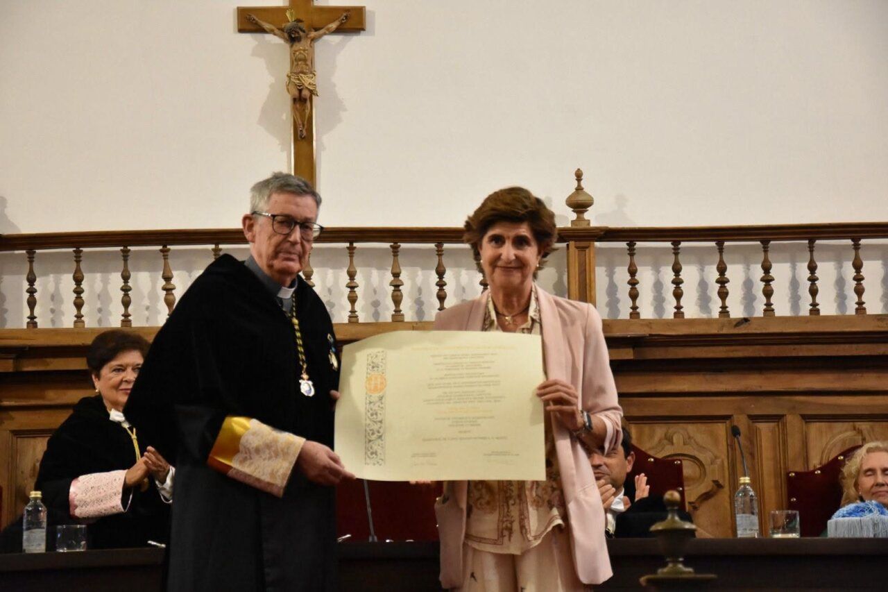 María San Gil recibiendo la Medalla de Oro de la UPSA en un acto formal