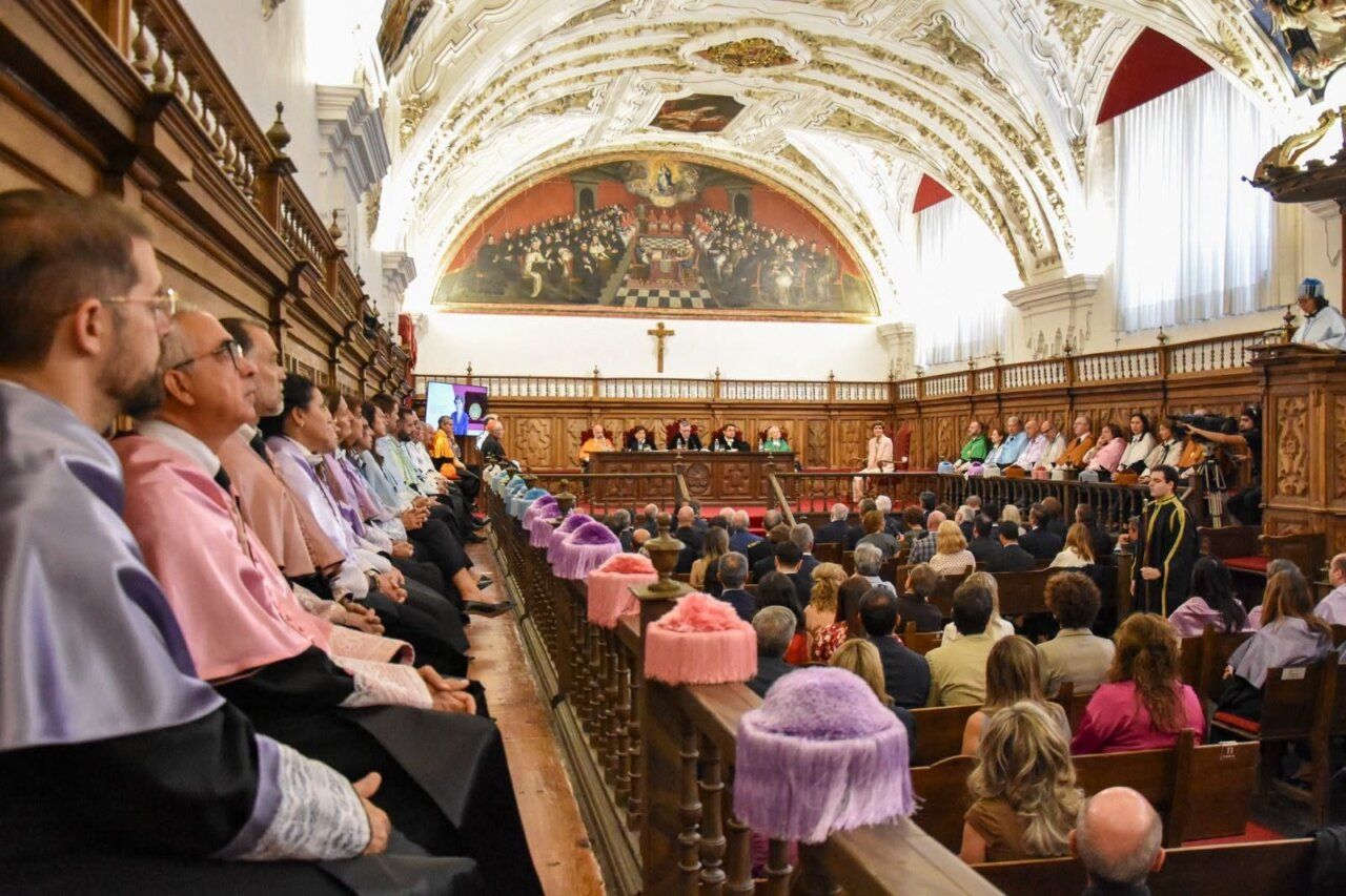 Ceremonia de entrega de la Medalla de Oro a María San Gil en la UPSA