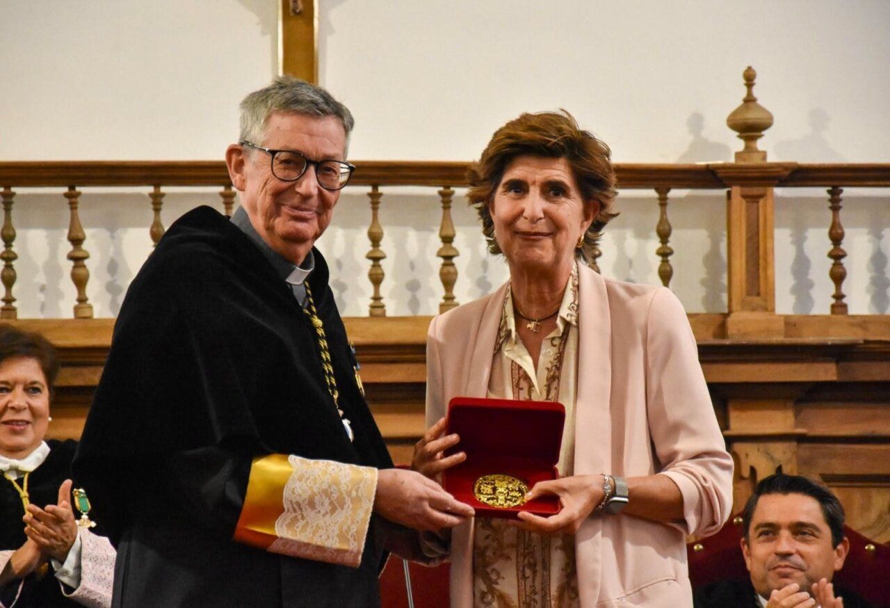 María San Gil recibiendo la Medalla de Oro de la UPSA en ceremonia oficial.