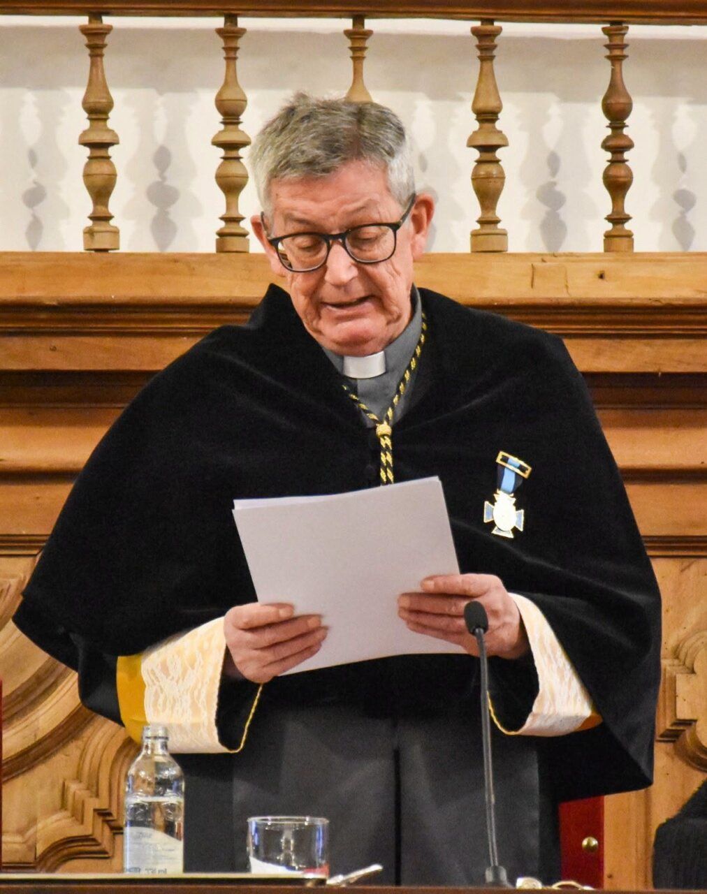 El rector de la UPSA entrega la Medalla de Oro a María San Gil.