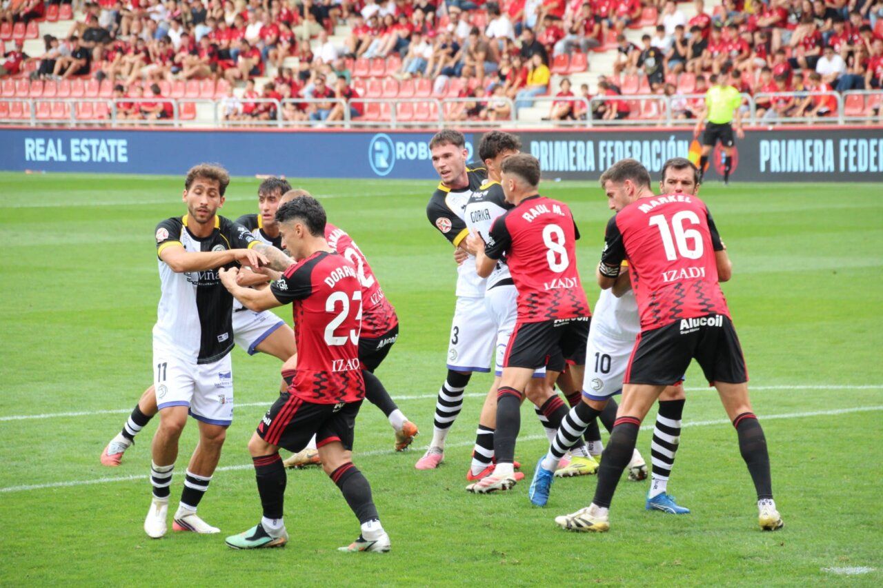 Jugadores del Unionistas y Mirandés en un momento del partido en Anduva