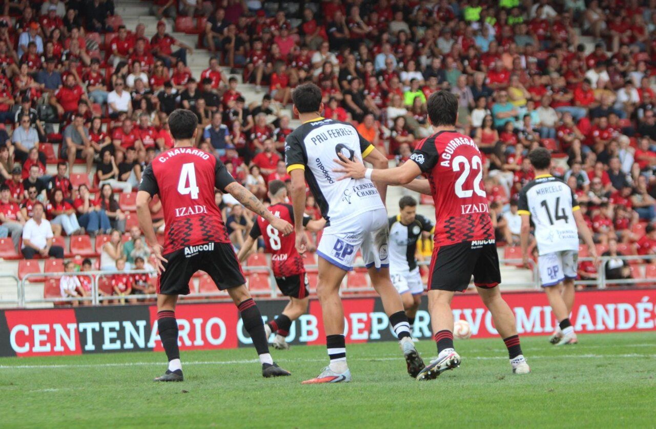 Jugadores del Unionistas CF en un partido contra el CD Mirandés en Anduva.