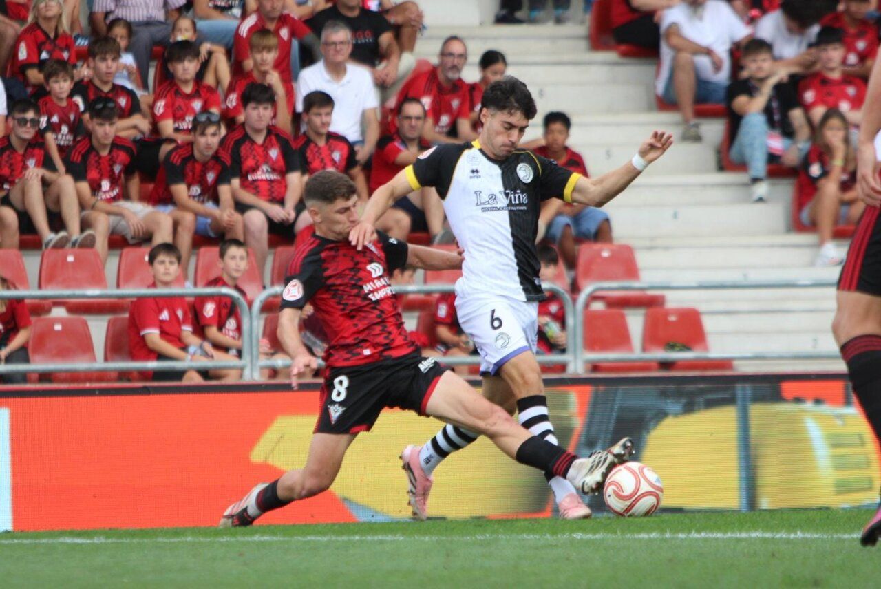 Jugadores del Unionistas CF y CD Mirandés en un partido de fútbol