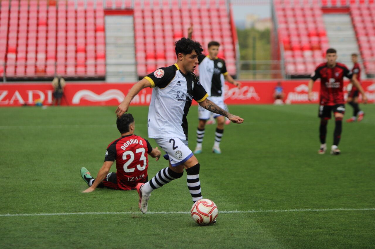 Jugador del Unionistas CF en acción durante el partido contra el CD Mirandés
