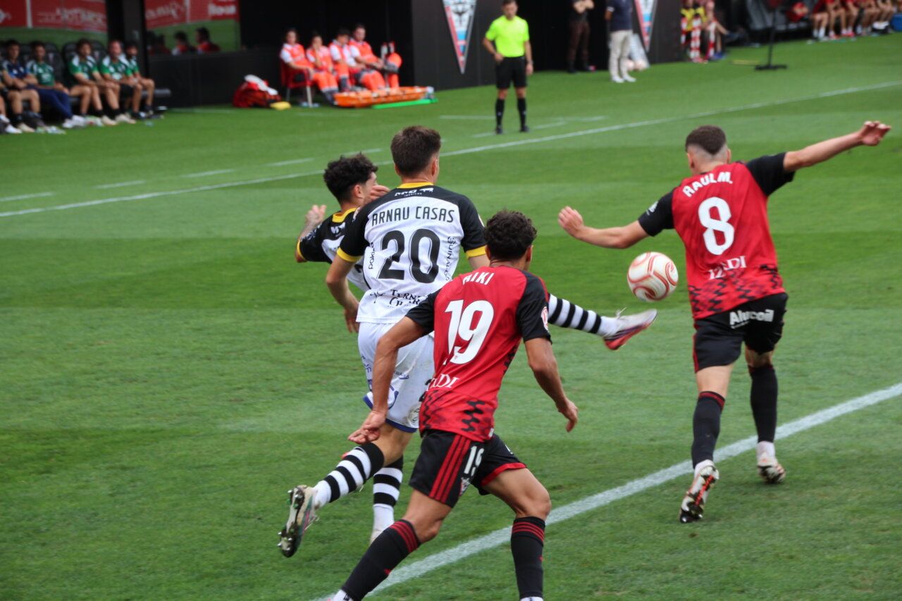 Jugadores del Unionistas y Mirandés en un partido de fútbol en Anduva.